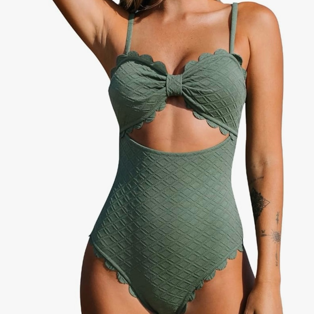 CUPSHE Women's Scallop Trim One Piece Swimsuit -S